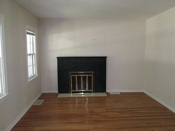 4th image of 19 Rebecca Dr