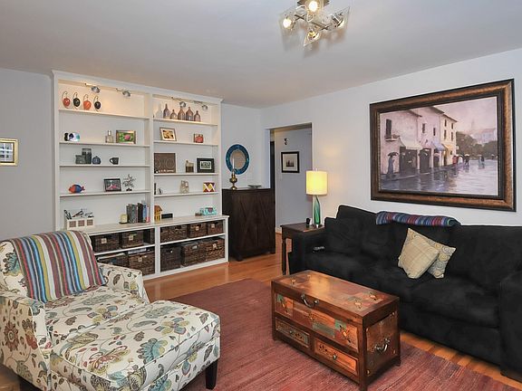 5th image of 2425 Clarendon Ave