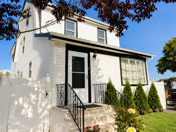 2 Lee Ct, Merrick, NY 11566