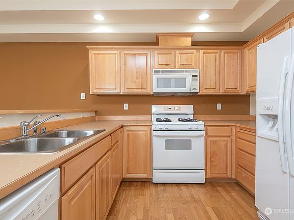 3rd image of 5300 Glenwood Avenue #L-1