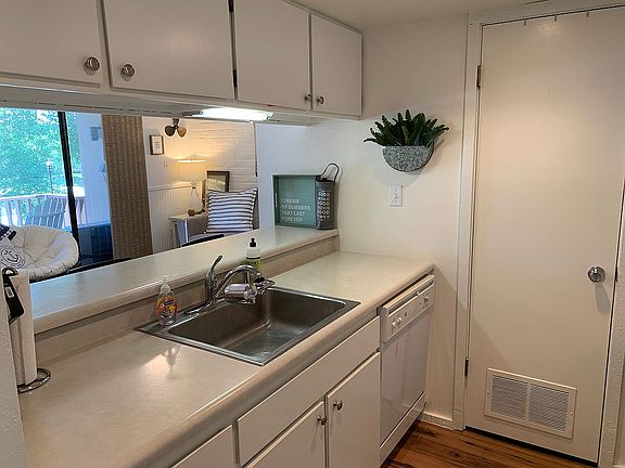 3rd image of 2700 N Shore Dr Unit F27a