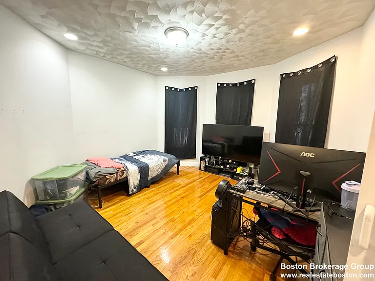 157 E Cottage St #1 — Photo 2