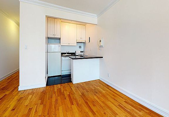 4th image of 1661 York Ave APT 3E