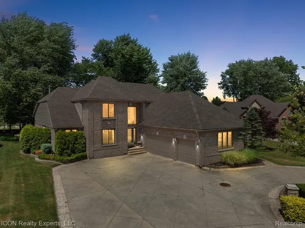 18529 Sumpter Forest Dr, Macomb, MI 48042