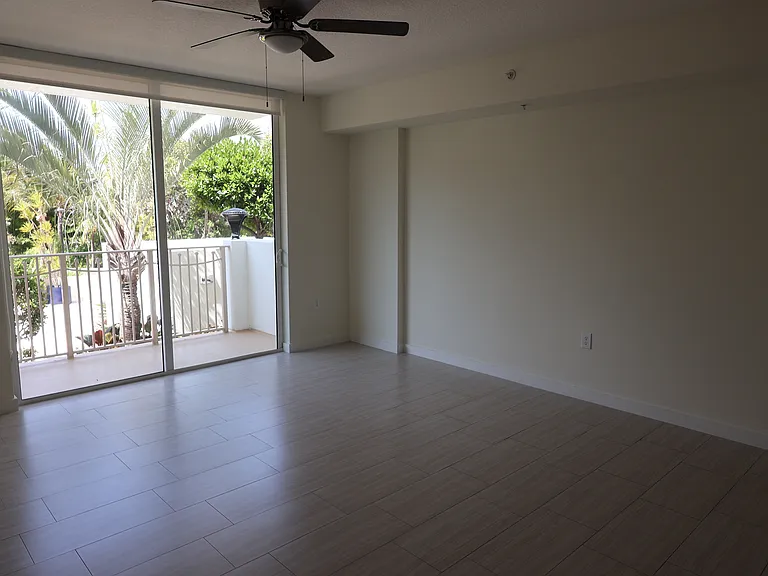 445 NE 39th St #316 — Photo 6
