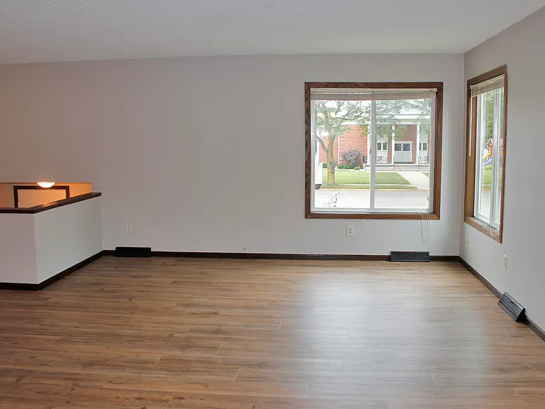 1421 Orchard Dr — Photo 4