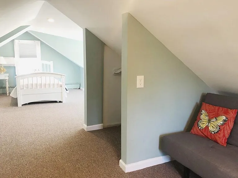 927 E Broadway — Photo 12