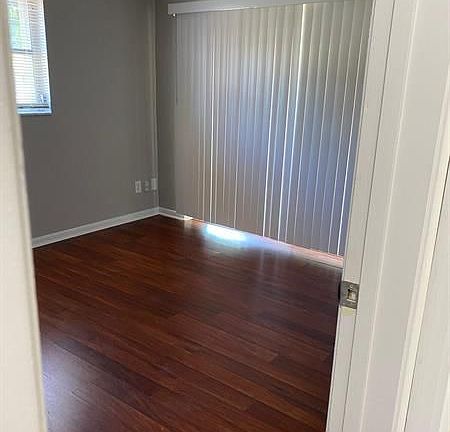 5th image of 823 S Lake Dr