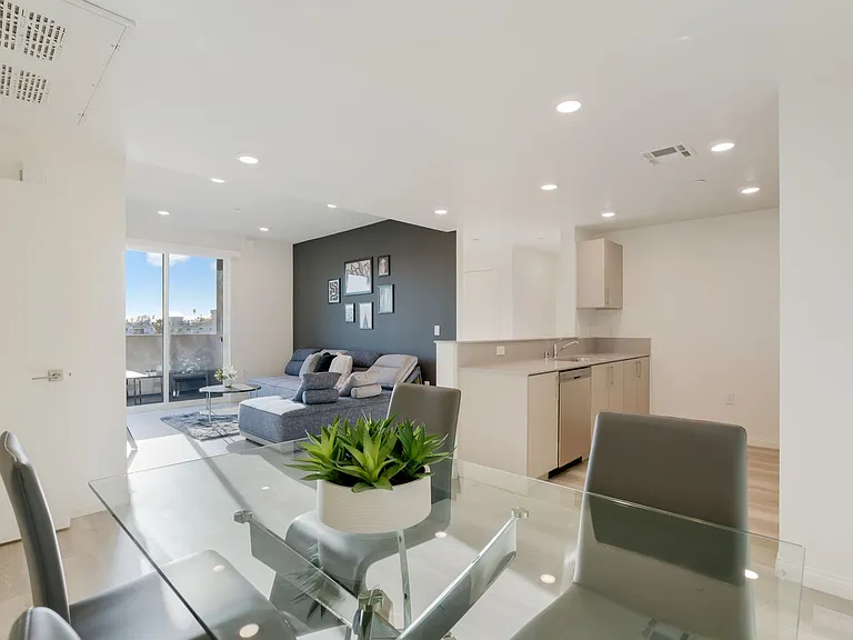 V on Victory Apartments — Photo 3