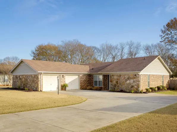 107 Kensington Dr, Florence, AL 35633