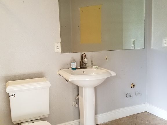 5th image of 427 Overstreet Dr
