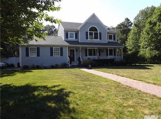 10 Tall Oaks Ct, Manorville, NY 11949