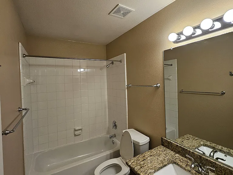 3235 Guadaloupe — Photo 33