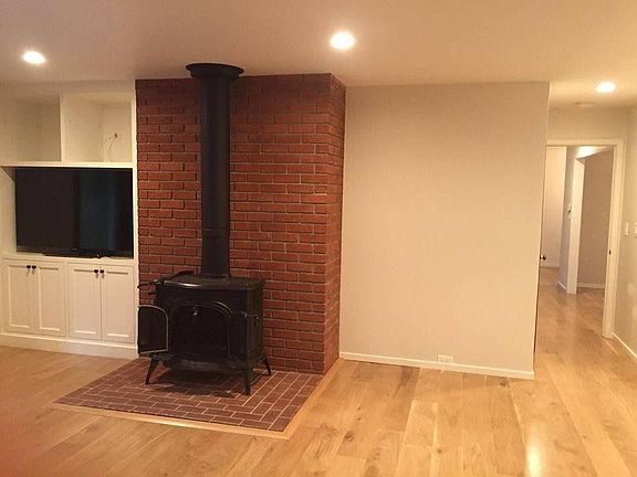3rd image of 460 Hacienda Way