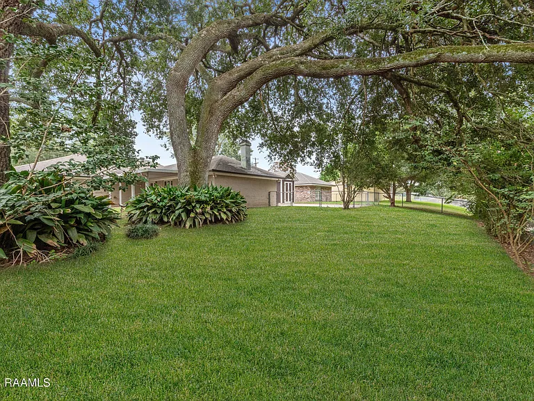 218 Debby Dr — Photo 35