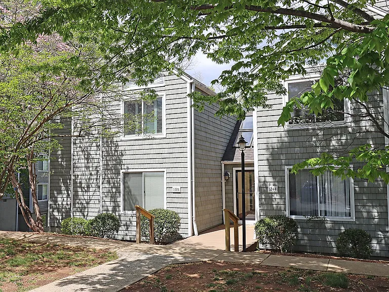 1242 Clifden Grn — Photo 1