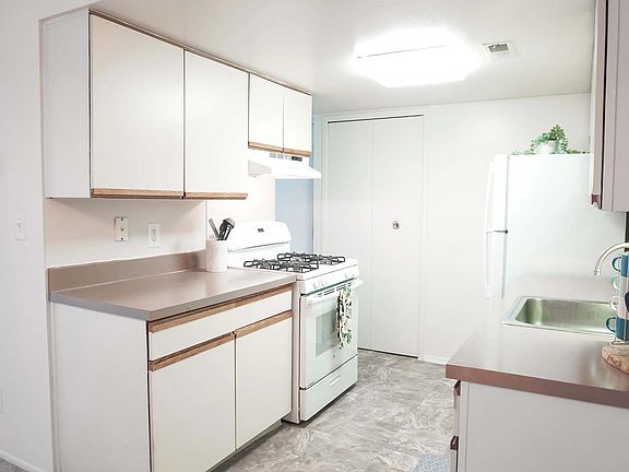 Fully Equipped Kitchen (cabinets & appliances vary)