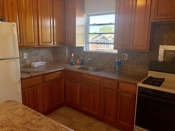 3rd image of 3004 Hobart St #1