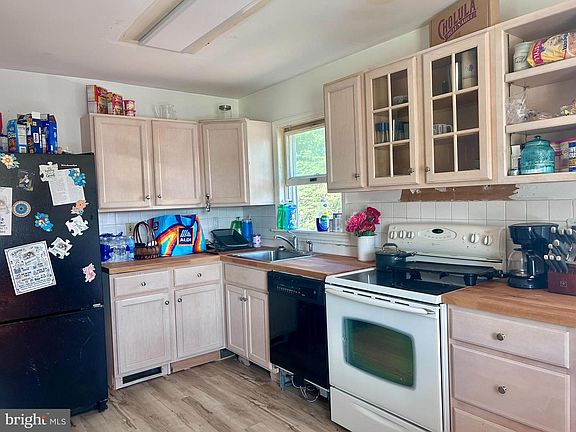 4th image of 307 E Village Rd