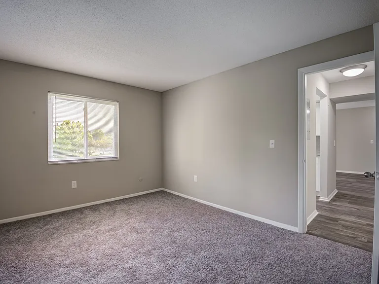 Lakeside Crossing at Eagle Creek Apartments and Townhomes — Photo 5