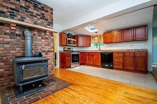 5th image of 419 Bedford St