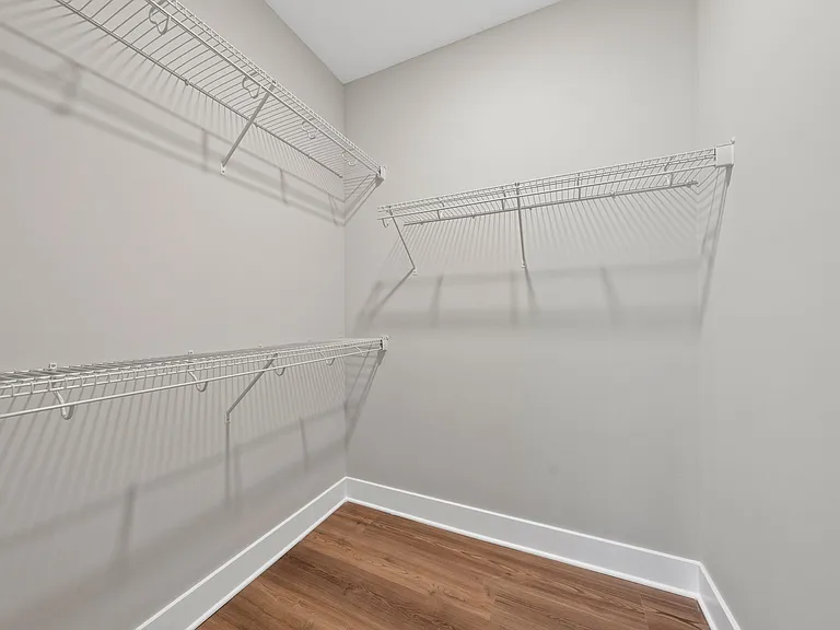 Mount Victor Olde Towne Luxury Apartments — Photo 78