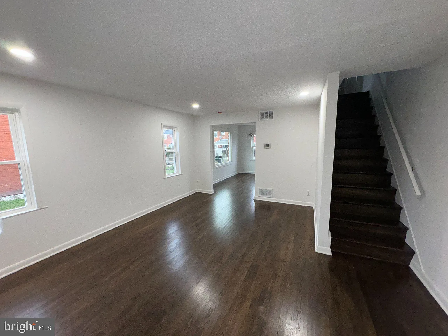 3 bed, 2.0 bath, 1144 sqft, $2,500 — Photo 2