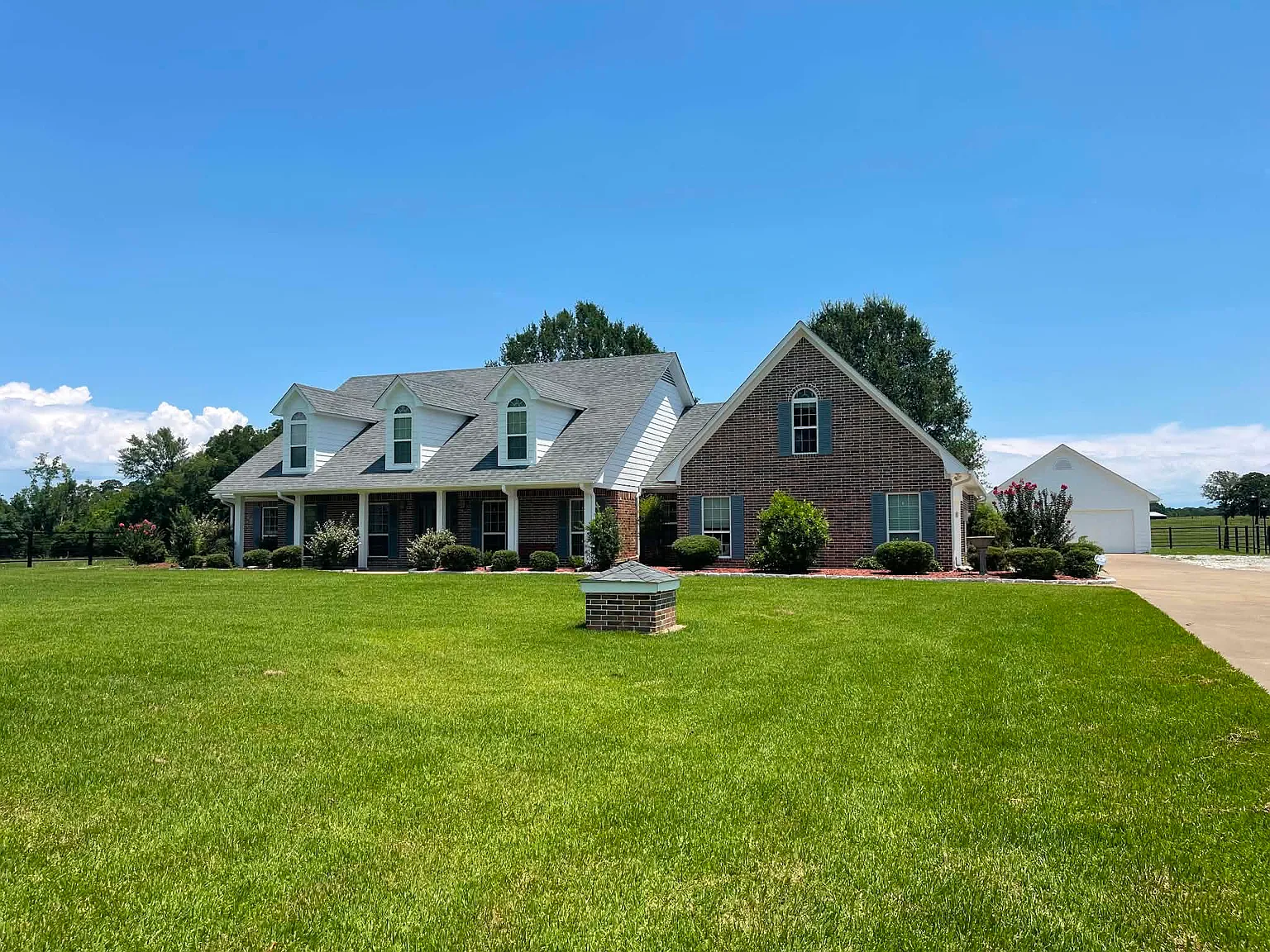 4 bed, 3.5 bath, 3436 sqft, $2,000 — Photo 1