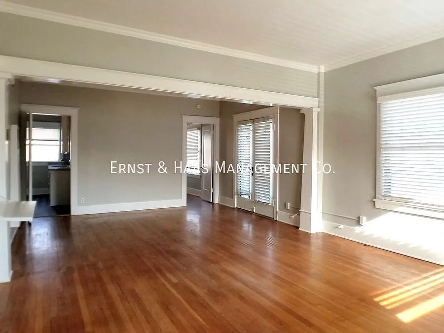 Huge 1-Bedroom Apartment in Beautiful Early 20th Century Building Near Downtown Long Beach! — Photo 2