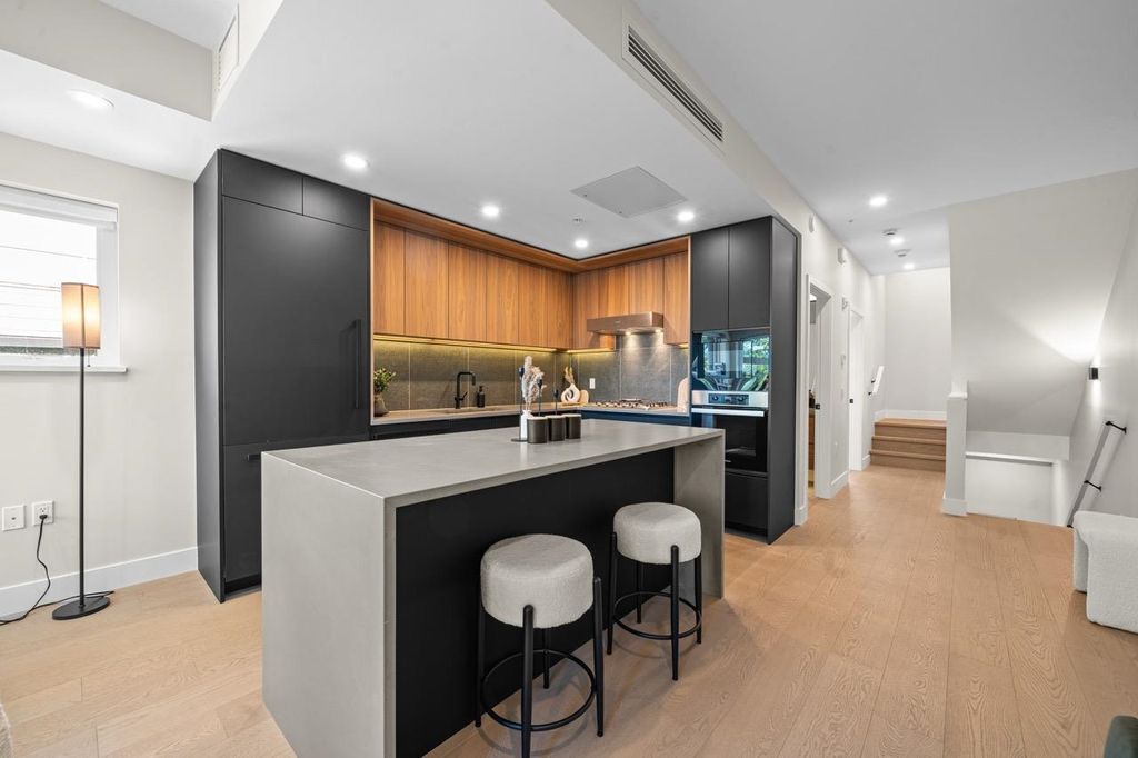 128 Woodstock Ave W #5, Vancouver, BC - More