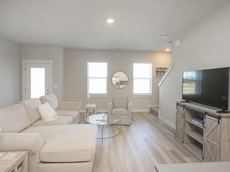 517 Swanholme Dr — Photo 9