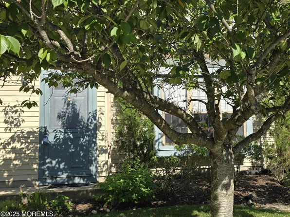 31 Balmoral Court, Aberdeen, NJ 07747