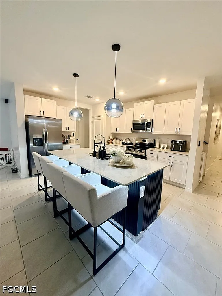 6 bed, 3.0 bath, 3326 sqft, $3,000 — Photo 4