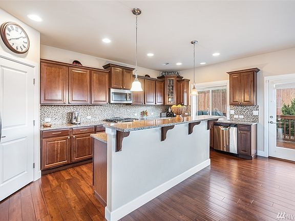 Gourmet kitchen with SS appliances and walk-in pantry. 