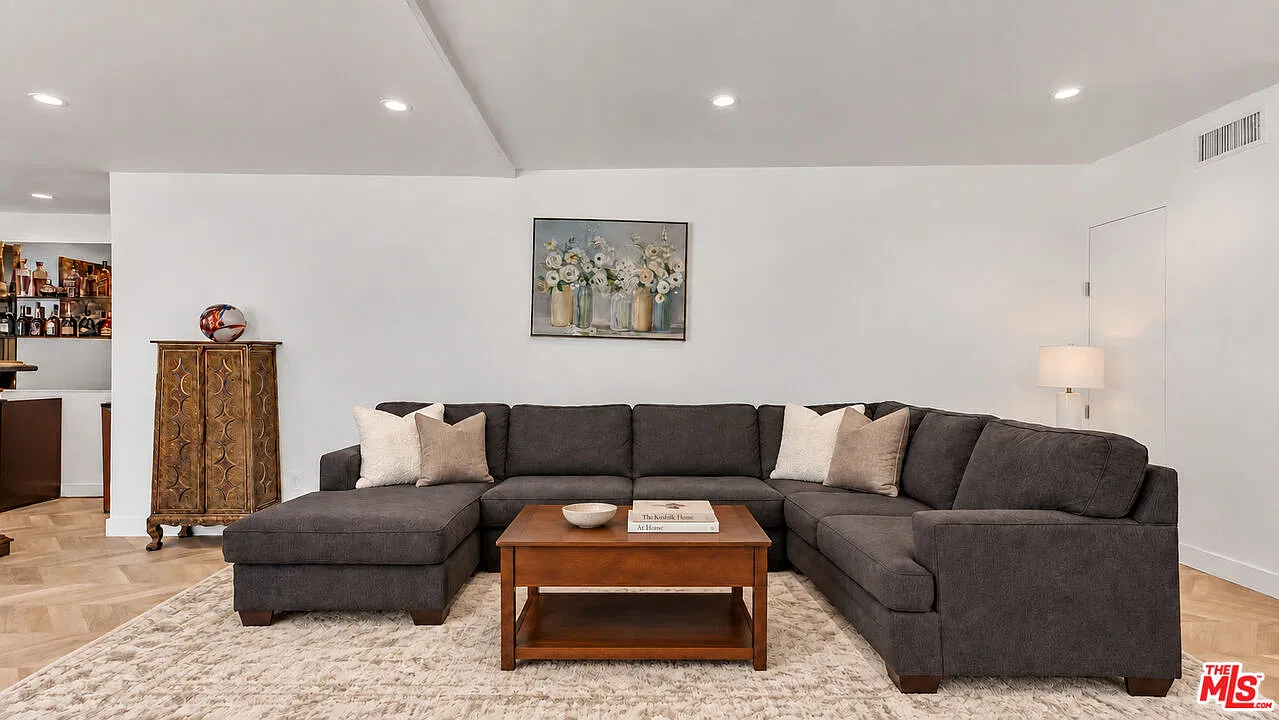 4 bed, 3.0 bath, 2199 sqft, $7,995 — Photo 4