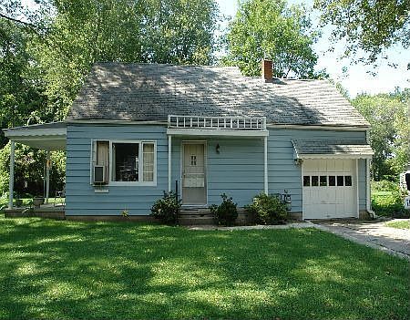 Darling home near lake