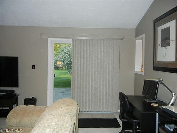 4th image of 949 Iroquois Run