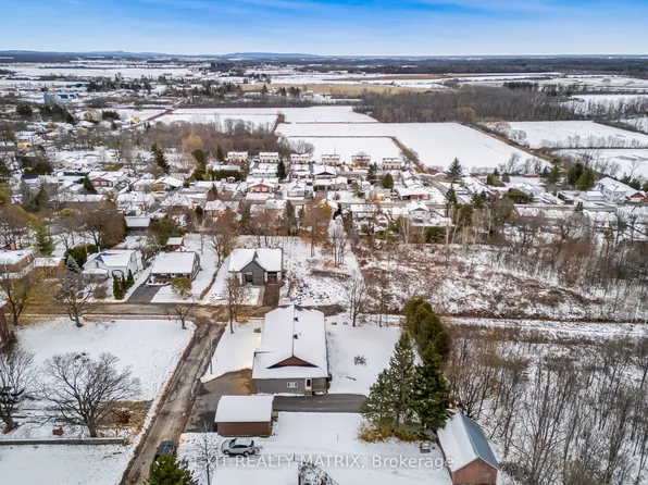 81 Union St, Champlain, ON K0B 1R0