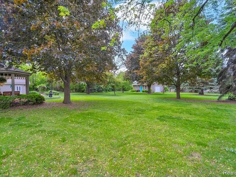 710 Hartland Dr — Photo 5