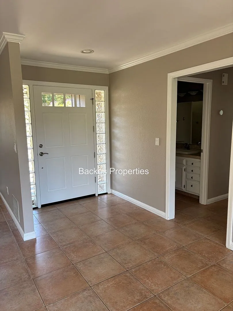 Wonderful three bedroom home on an acre lot in Royal Oaks — Photo 2