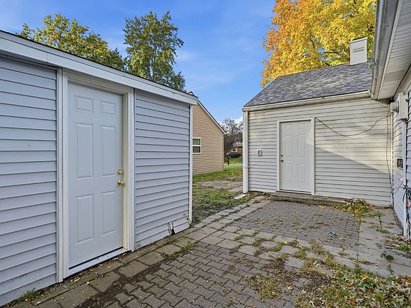4th image of 2534 S 52nd St