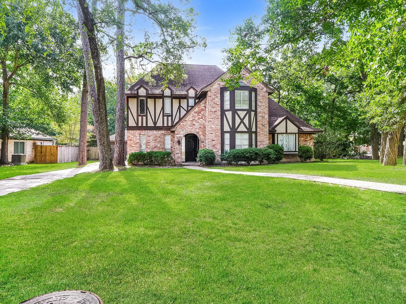 5 bed, 2.5 bath, 2497 sqft, $2,400 — Photo 2