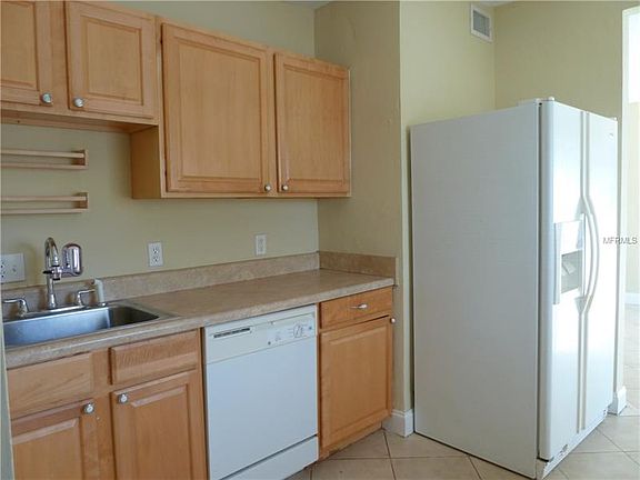 3rd image of 871 Symonds Ave