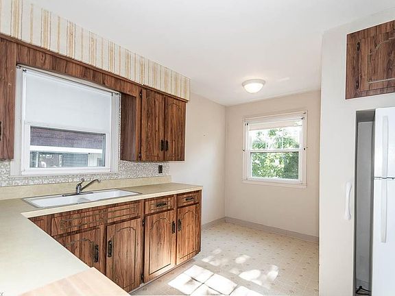 5th image of 141 E 291st St