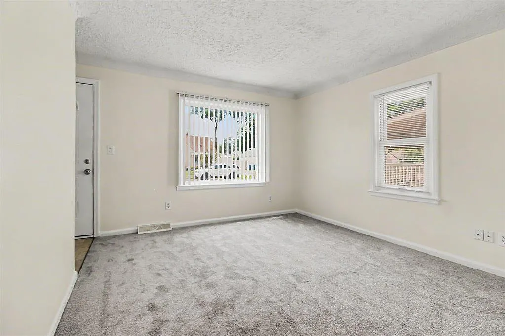 3 bed, 960 sqft, $1,700 — Photo 2