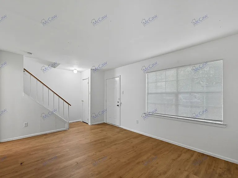 616 Moore St #D — Photo 4