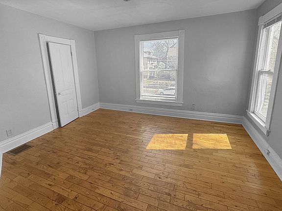 5th image of 309 Eastern Ave SE