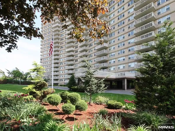 555 North Ave APT 3J, Fort Lee, NJ 07024