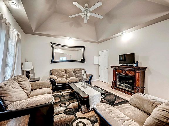 4th image of 2545 W Mosier Pl