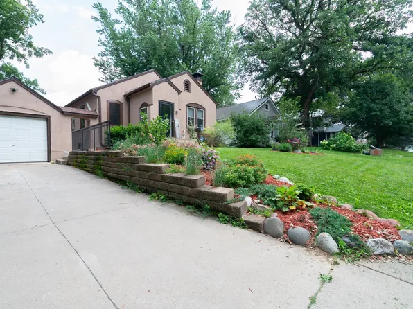 1848 Malvern St, Lauderdale, MN 55113